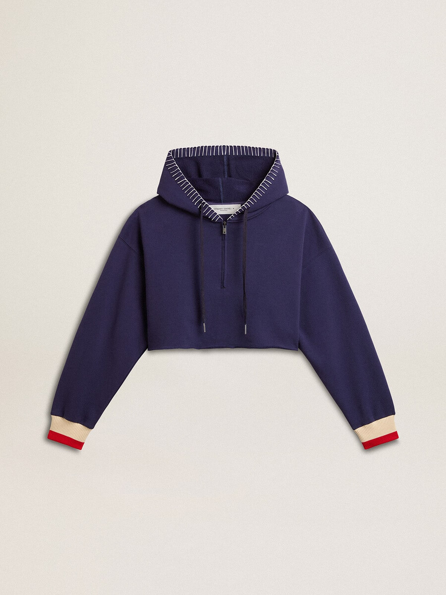 donkerblauwe cropped sweater met ritssluiting en geborduurde capuchon.