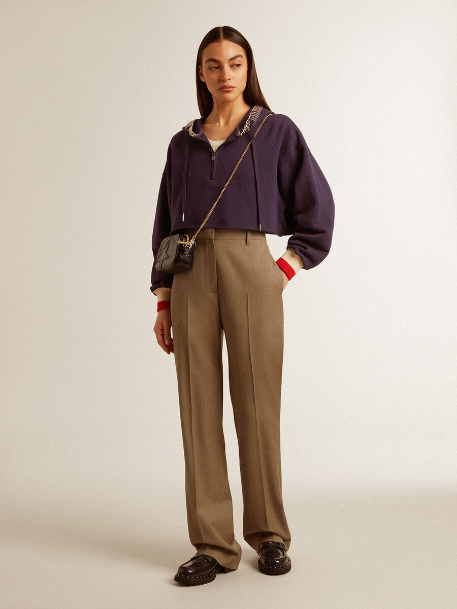 donkerblauwe cropped sweater met ritssluiting en geborduurde capuchon.