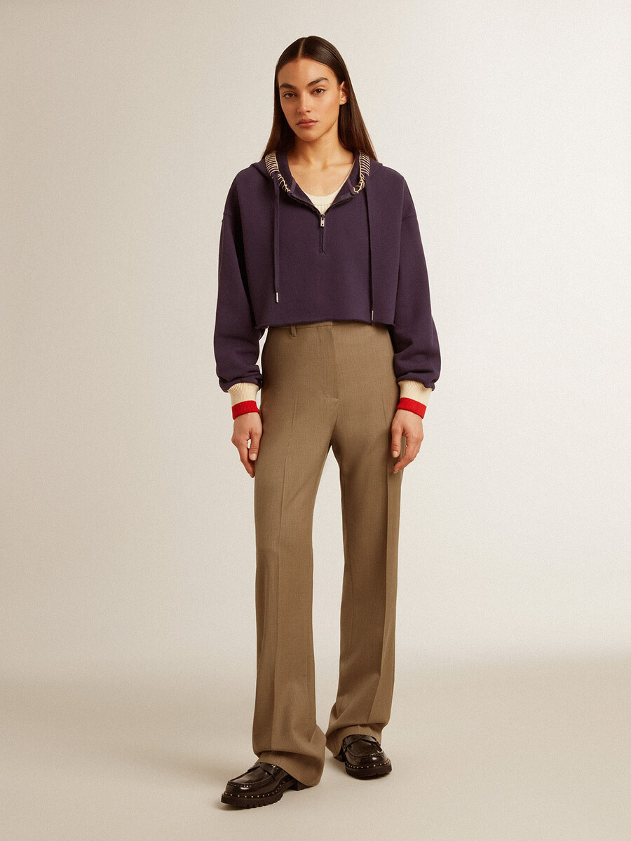 donkerblauwe cropped sweater met ritssluiting en geborduurde capuchon.