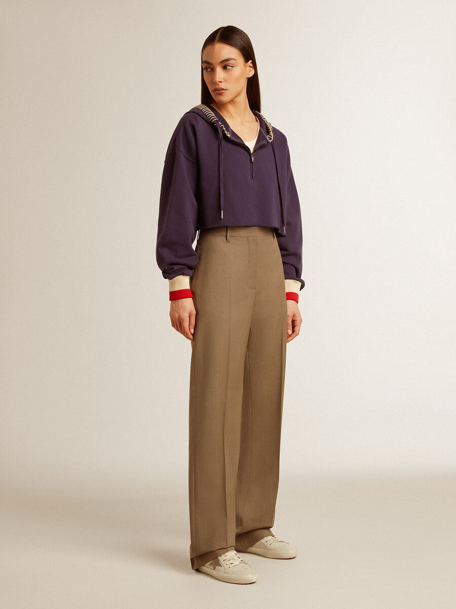 donkerblauwe cropped sweater met ritssluiting en geborduurde capuchon.
