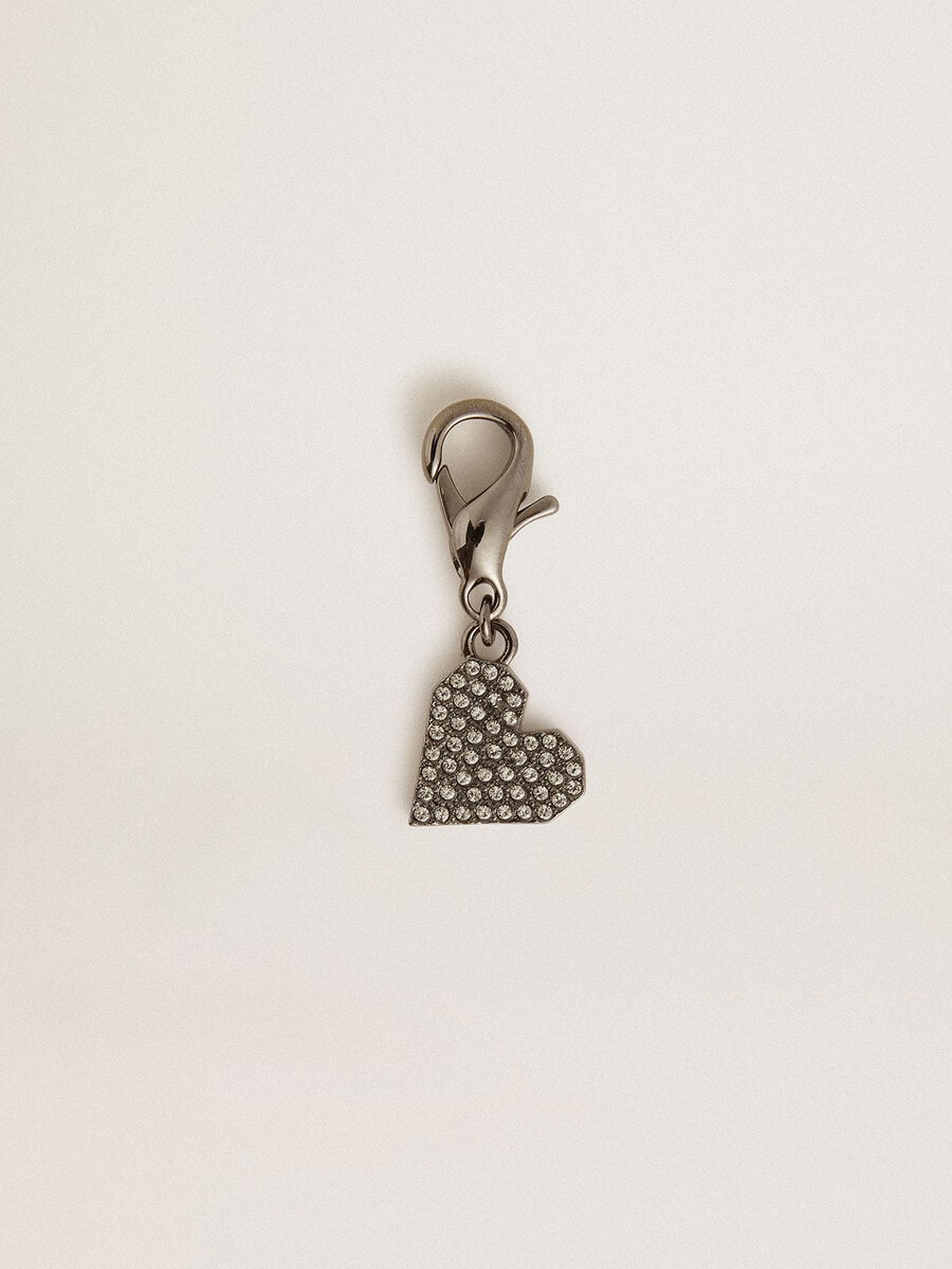 hartvormige hanger van zilverkleurig messing met kristallen.