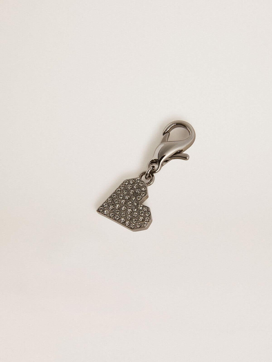 hartvormige hanger van zilverkleurig messing met kristallen.