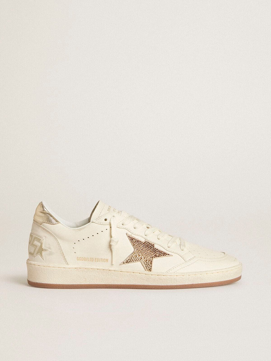 damesballerina in wit leer met kristallen ster en metallic hielstuk.