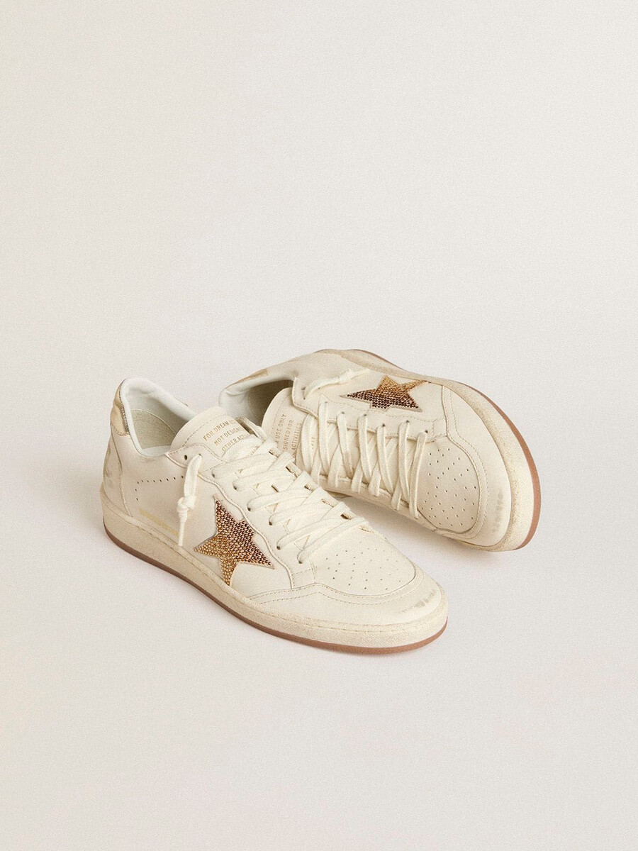 damesballerina in wit leer met kristallen ster en metallic hielstuk.