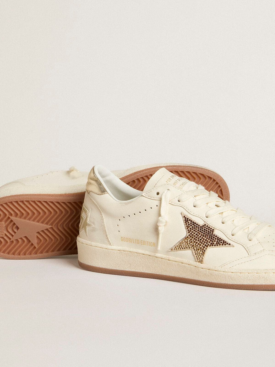 damesballerina in wit leer met kristallen ster en metallic hielstuk.