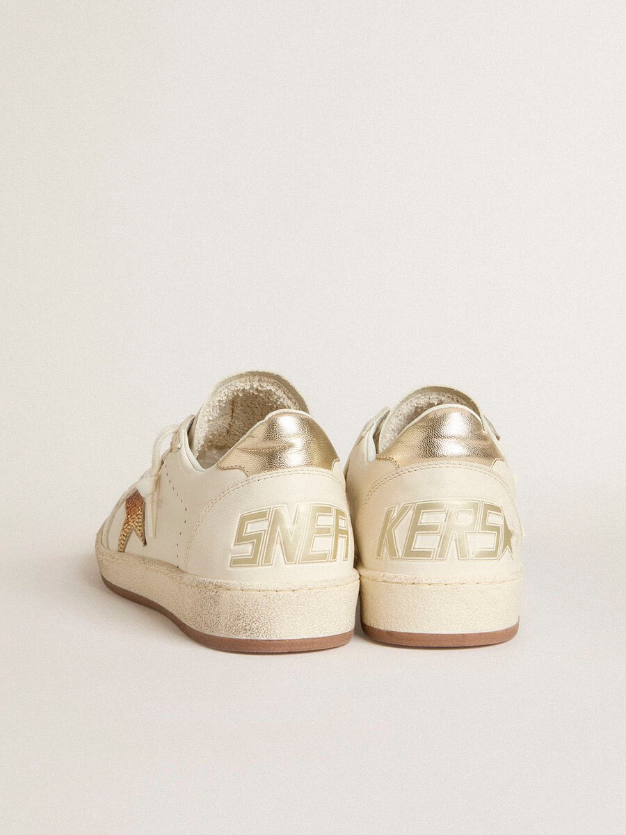 damesballerina in wit leer met kristallen ster en metallic hielstuk.