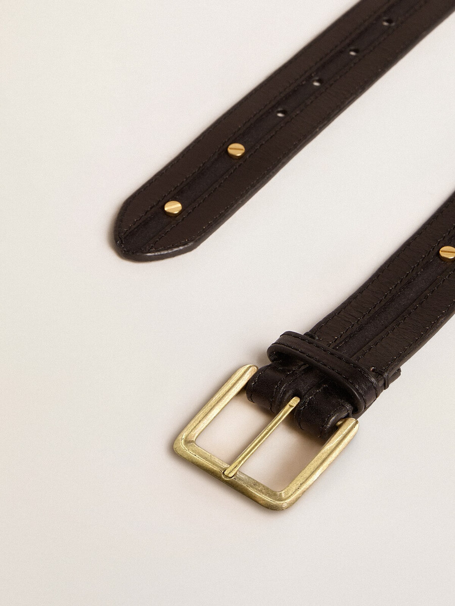damesriem in zwart gewassen leer met gouden studs.