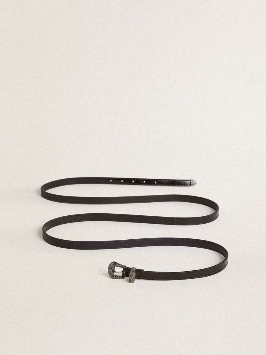 zwarte leren riem met zilveren gesp.
