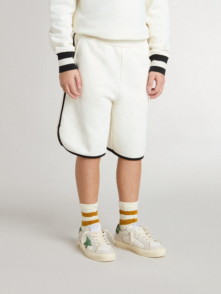 witte jongensshort met geborduurd logo