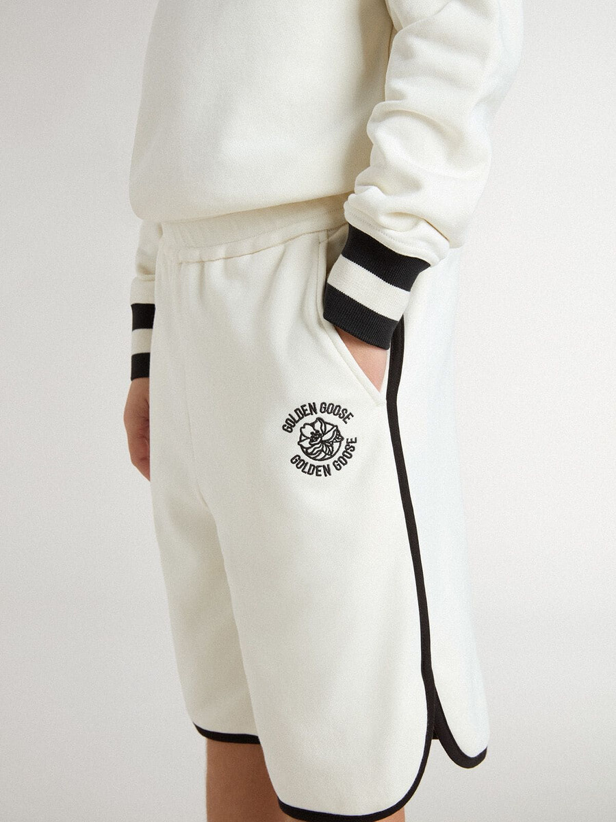 witte jongensshort met geborduurd logo