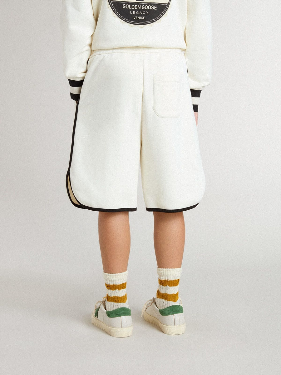 witte jongensshort met geborduurd logo