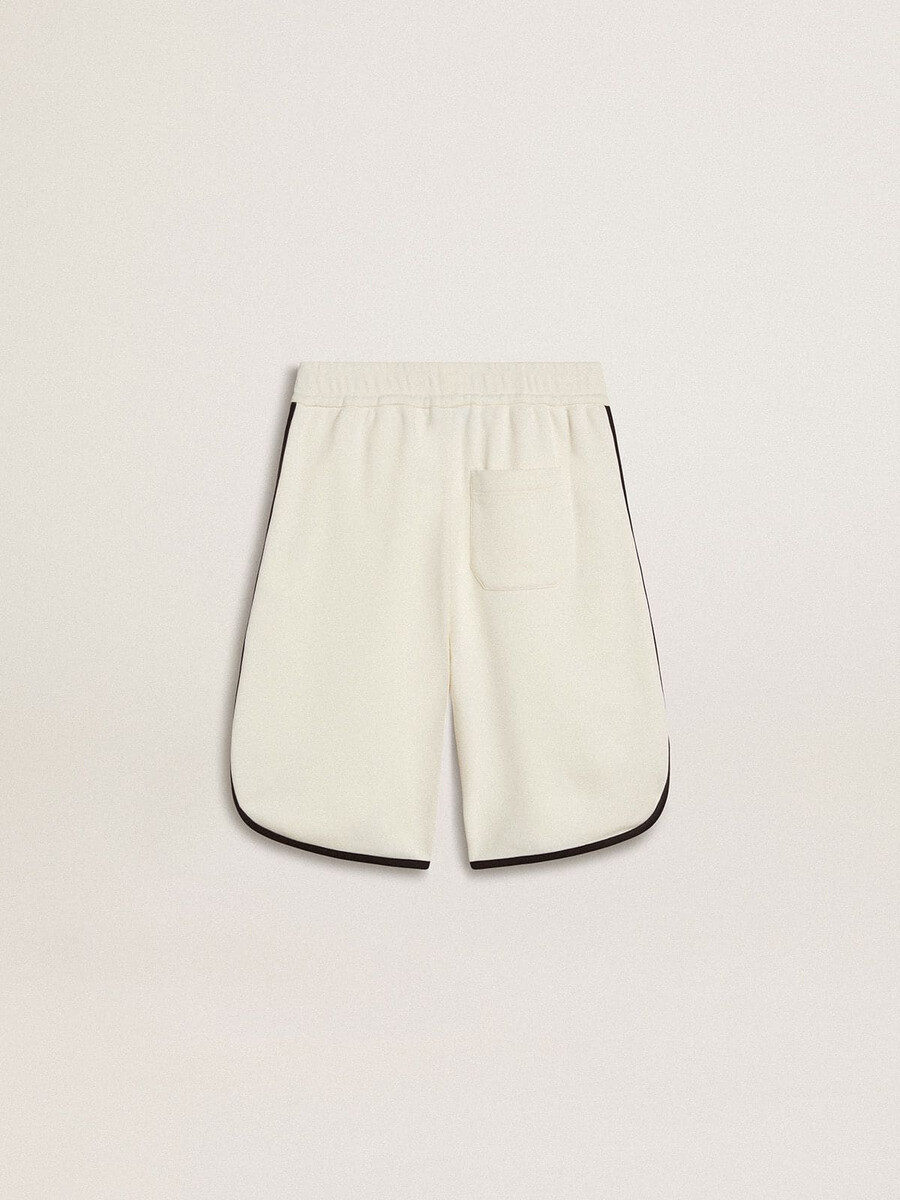 witte jongensshort met geborduurd logo