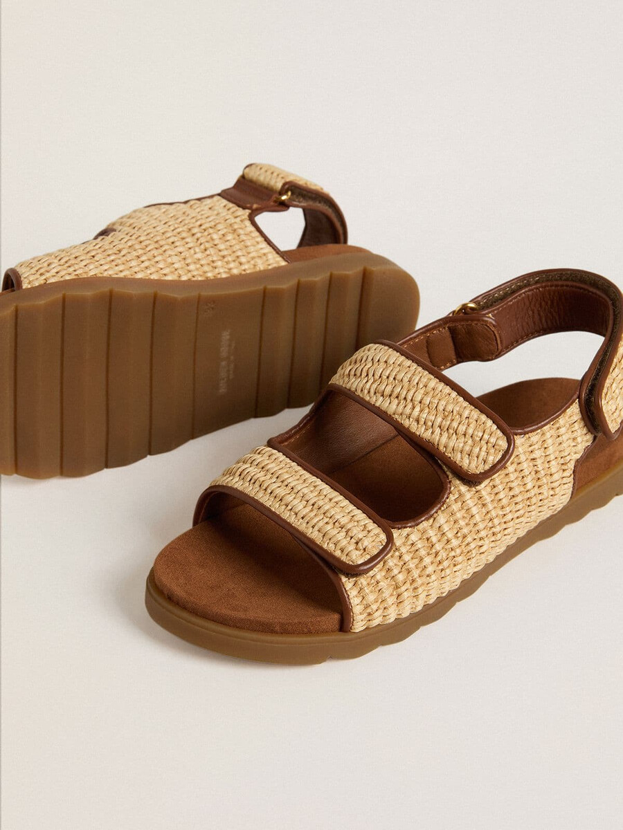 noa junior sandalen van beige raffia en bruin leer.
