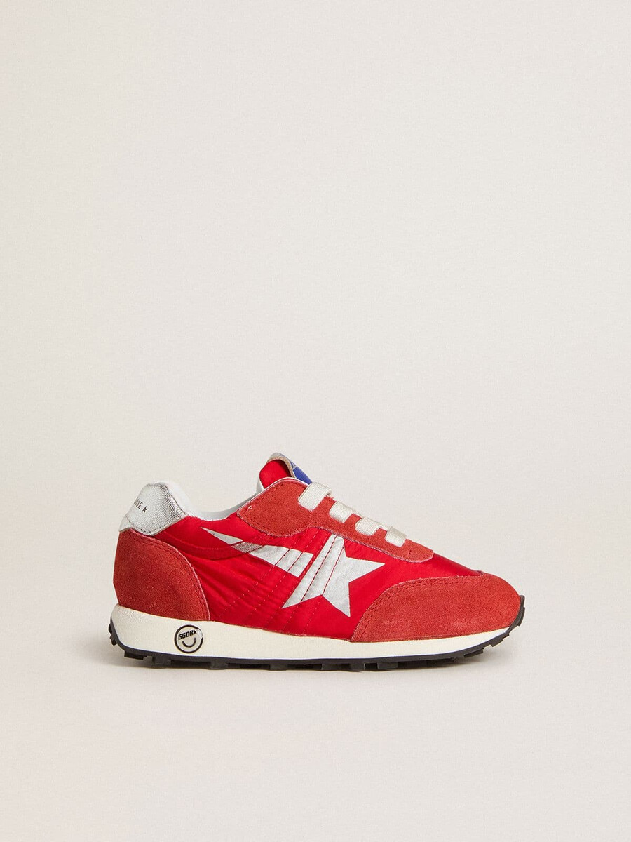 young marathon in rood nylon met bedrukte ster en leren hielstuk.