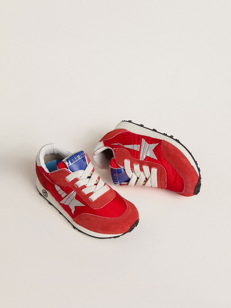 young marathon in rood nylon met bedrukte ster en leren hielstuk.