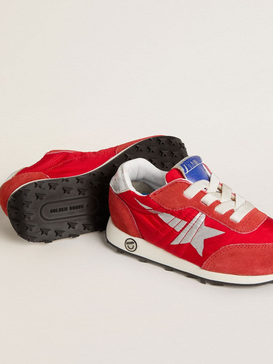 young marathon in rood nylon met bedrukte ster en leren hielstuk.