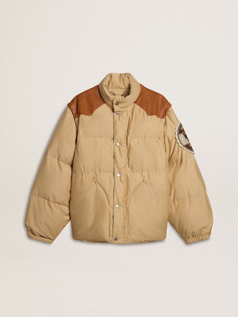 beige bomberjack met leren details en patches.
