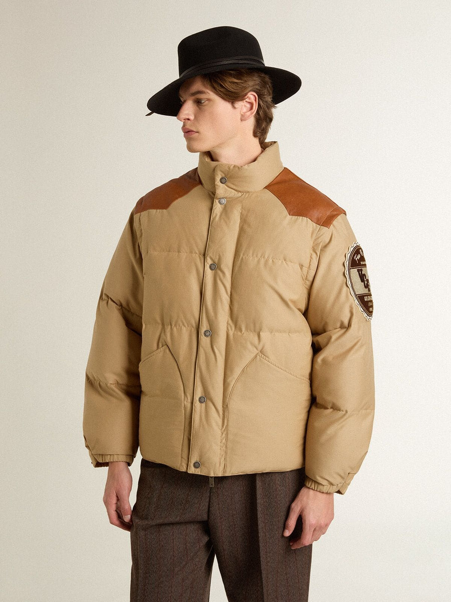 beige bomberjack met leren details en patches.