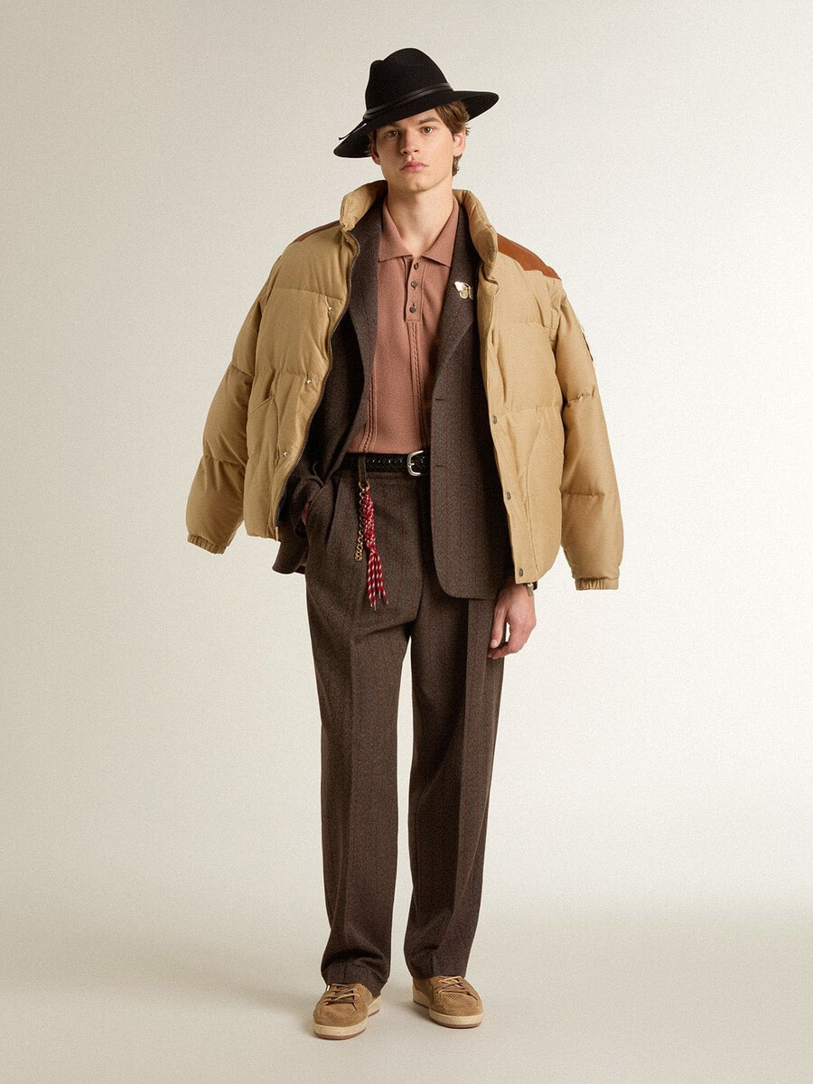 beige bomberjack met leren details en patches.