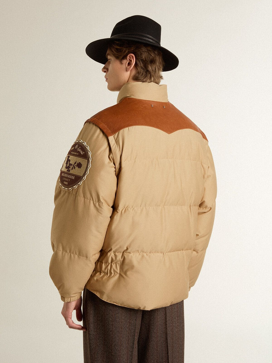 beige bomberjack met leren details en patches.
