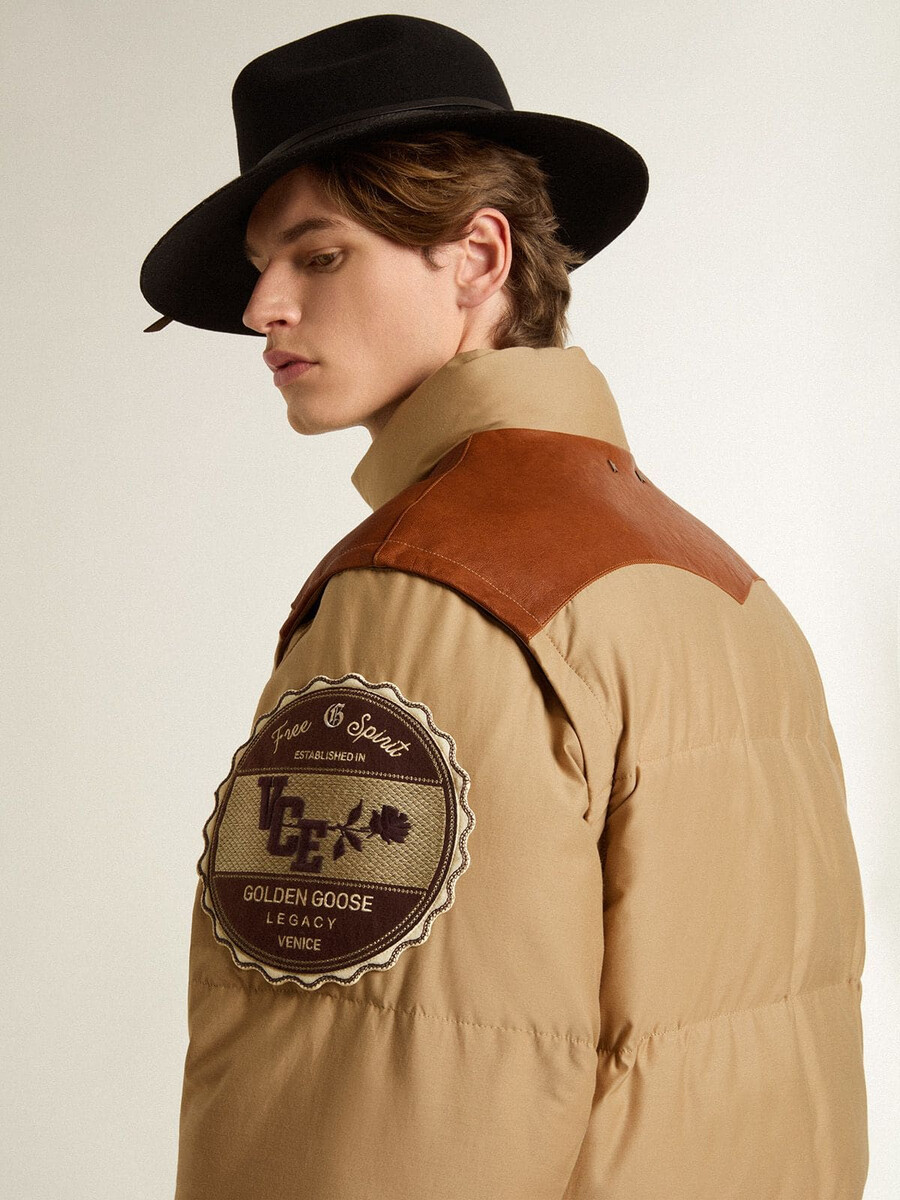 beige bomberjack met leren details en patches.