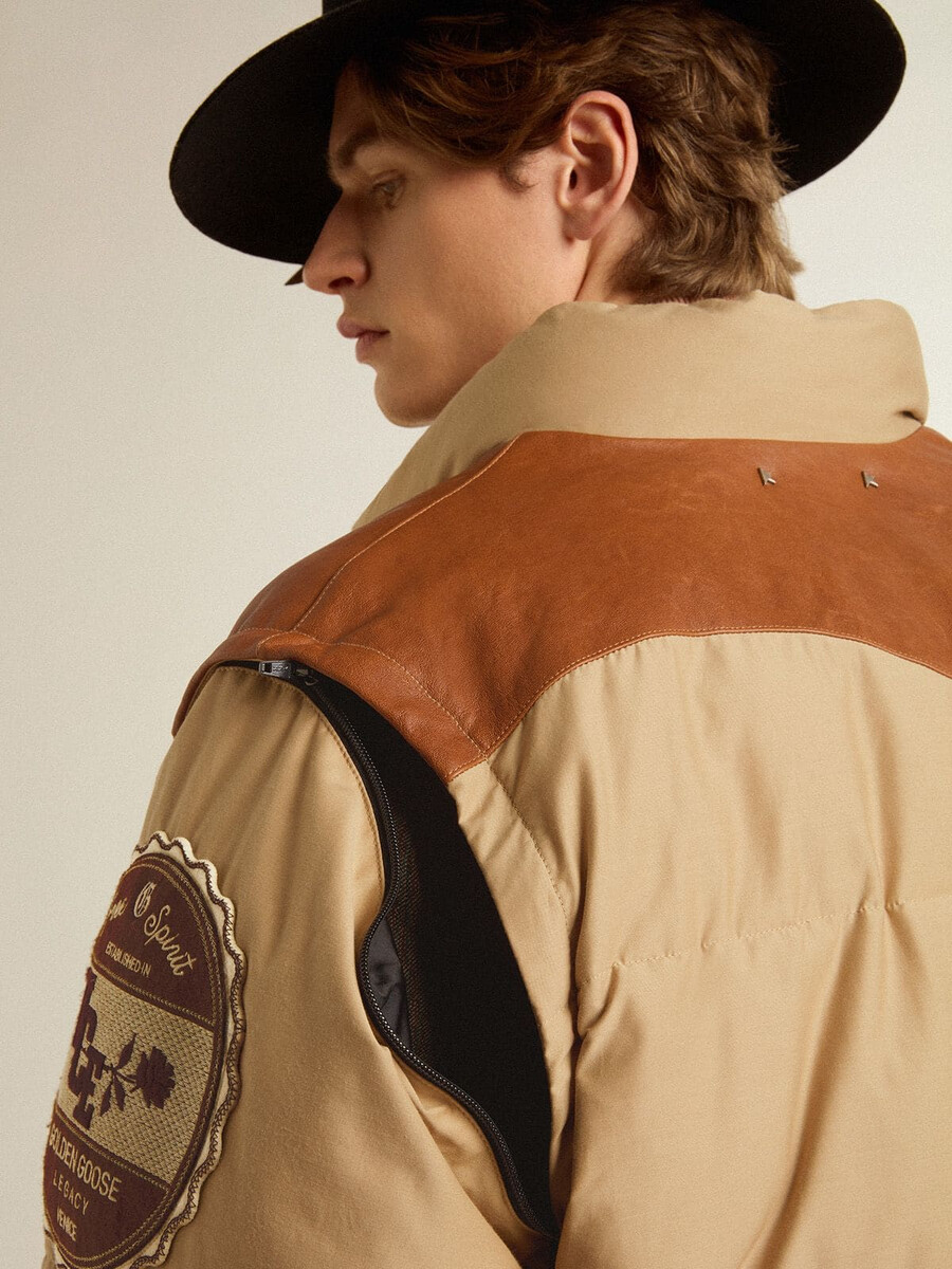 beige bomberjack met leren details en patches.