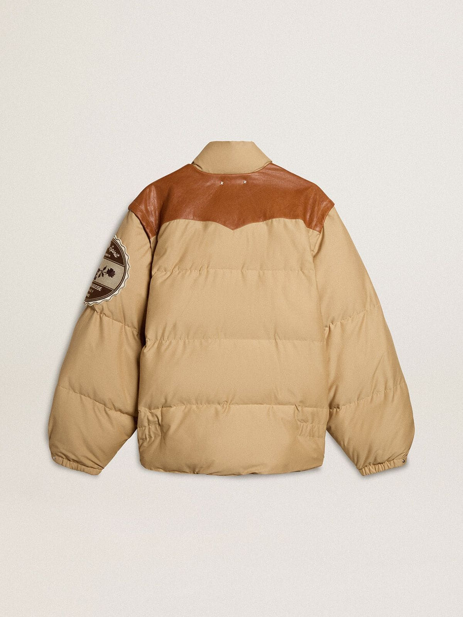 beige bomberjack met leren details en patches.