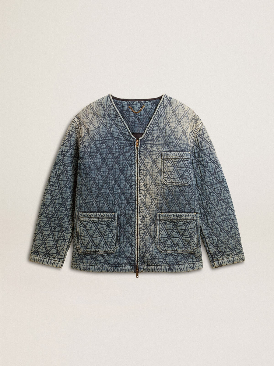 damesjas in blauw gewatteerd denim met een verwassen look.