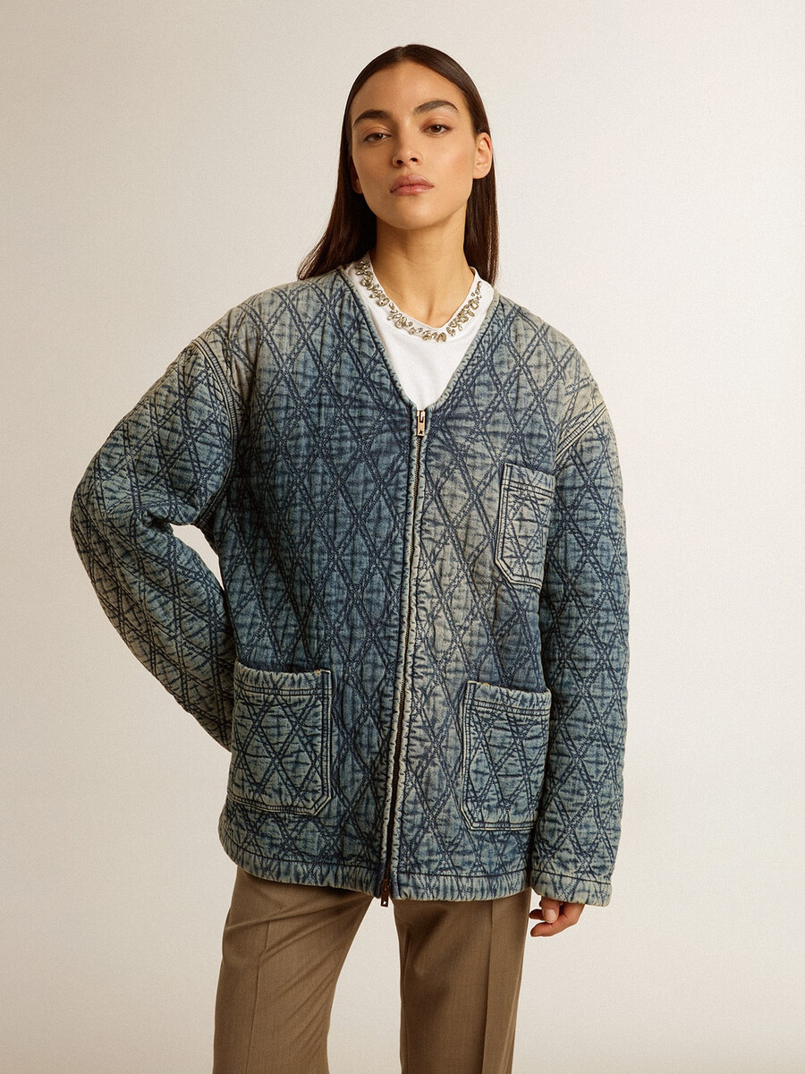 damesjas in blauw gewatteerd denim met een verwassen look.