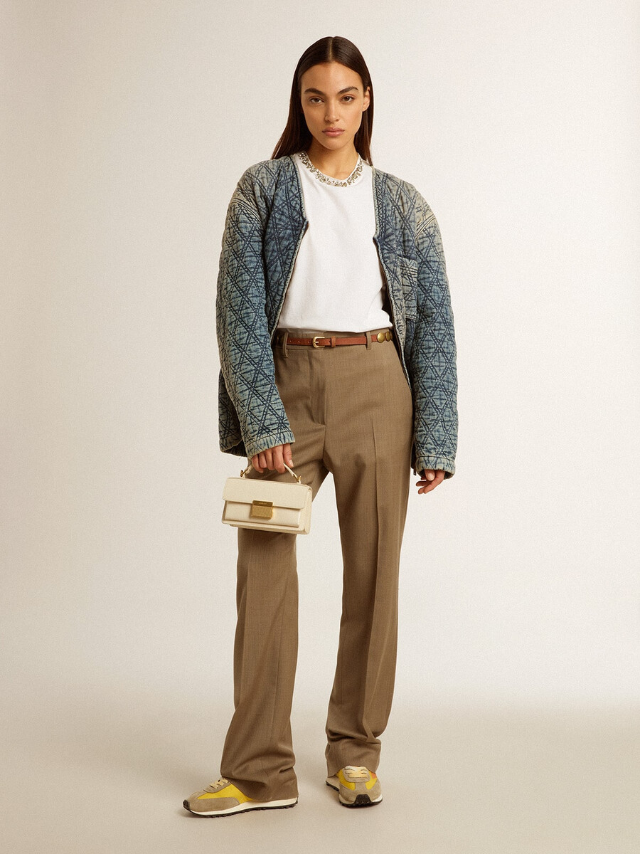 damesjas in blauw gewatteerd denim met een verwassen look.