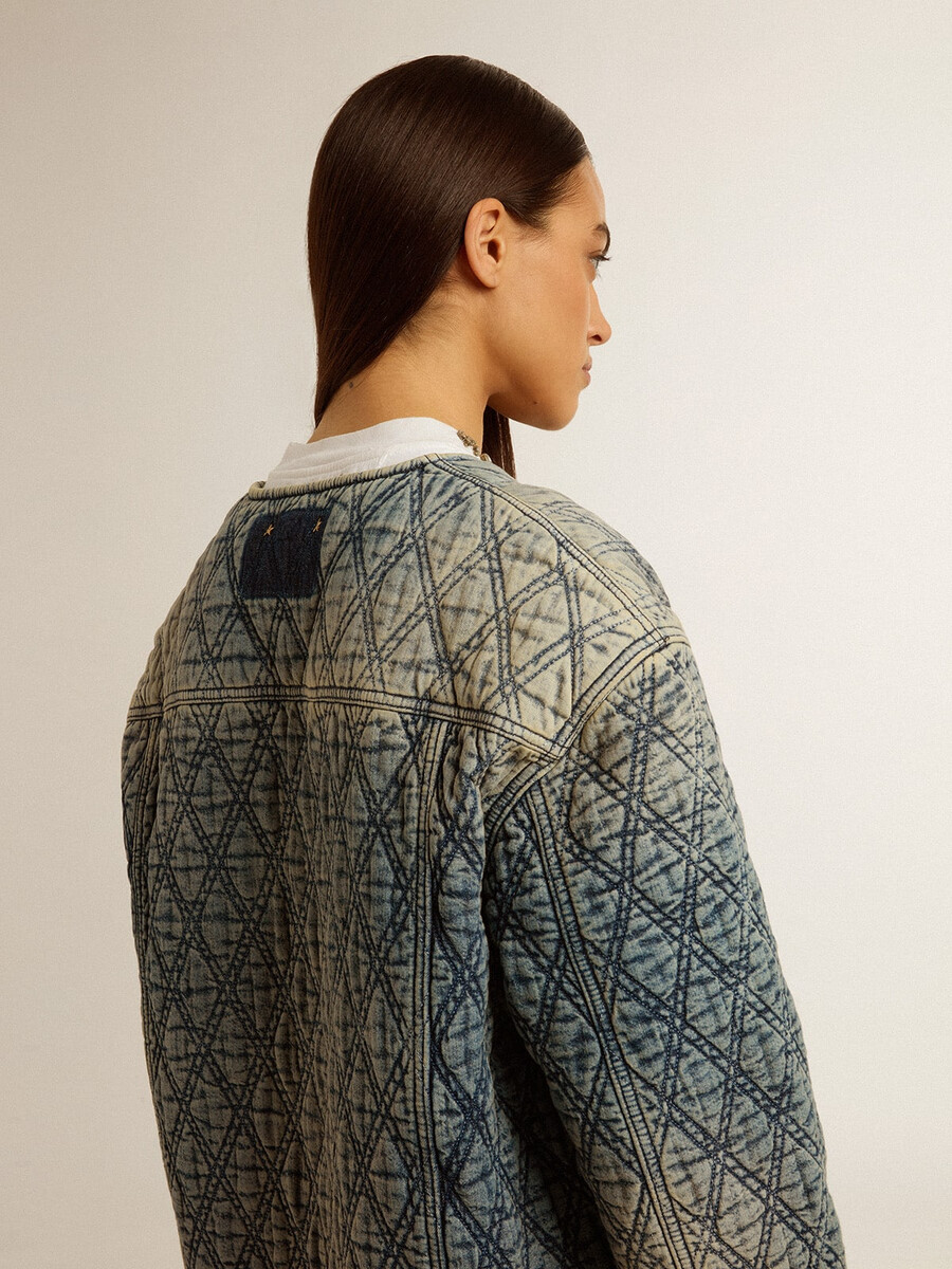 damesjas in blauw gewatteerd denim met een verwassen look.