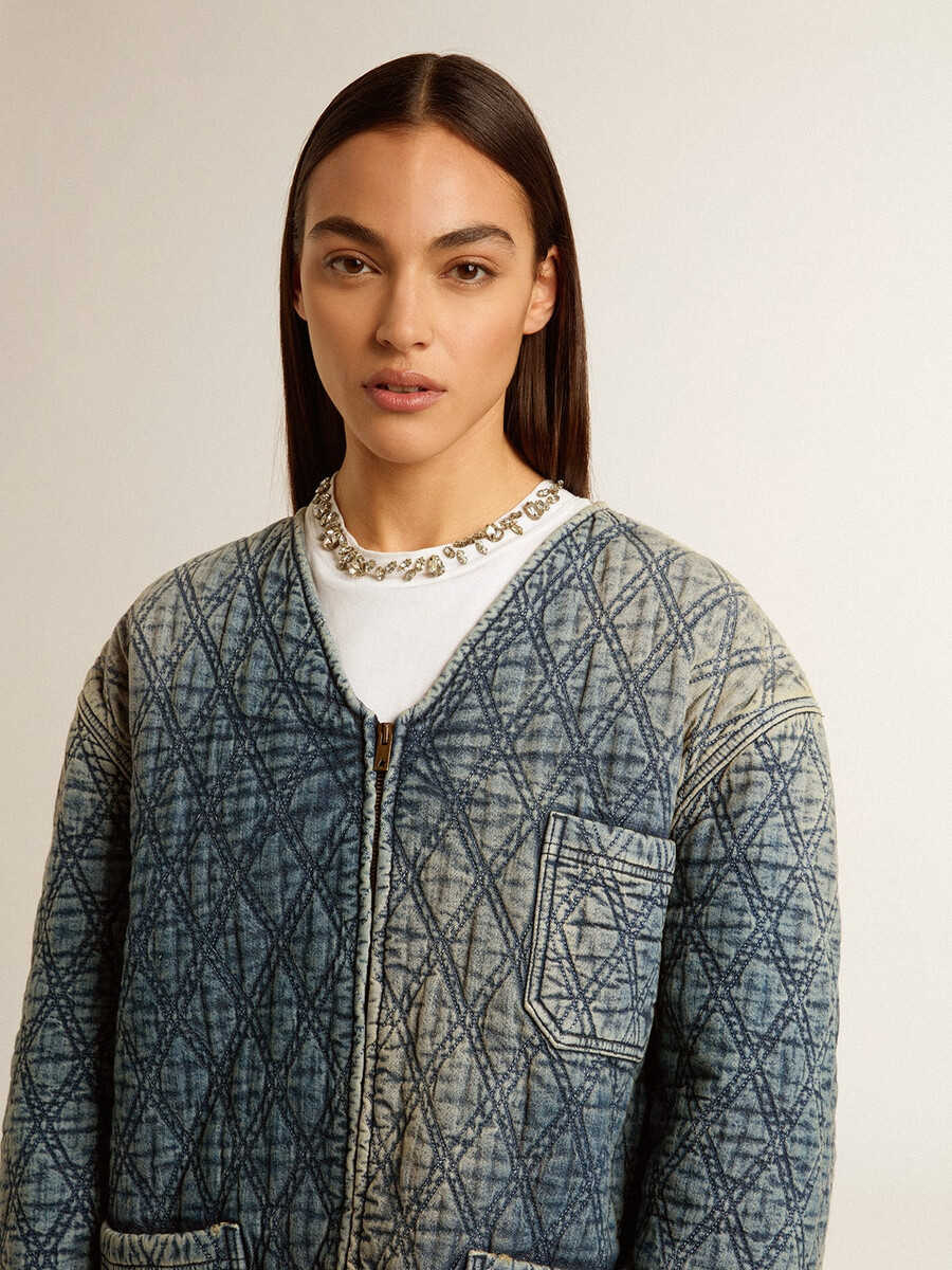 damesjas in blauw gewatteerd denim met een verwassen look.