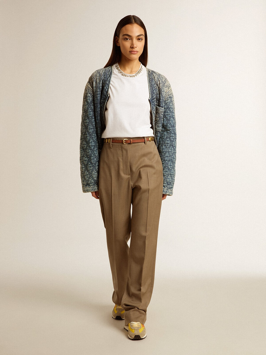 damesjas in blauw gewatteerd denim met een verwassen look.