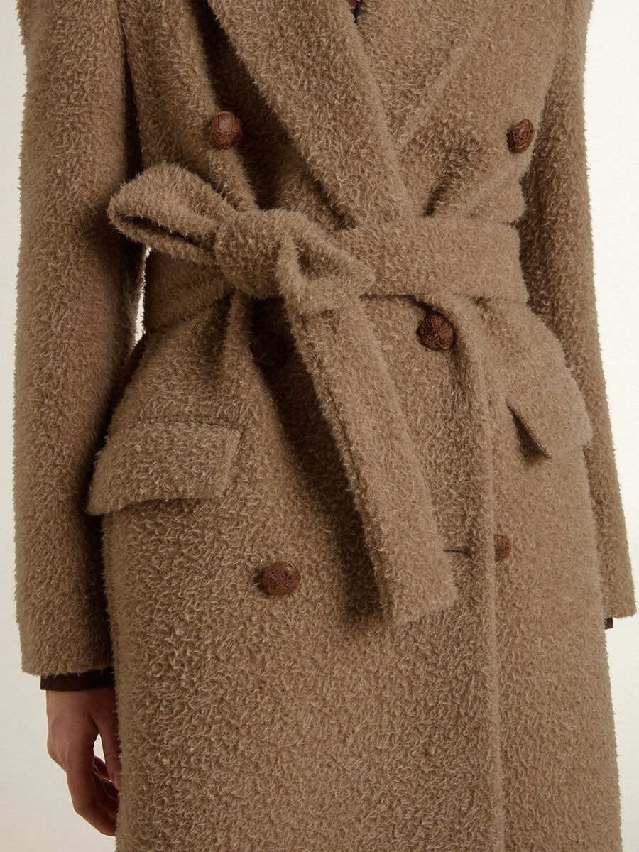 dubbelknoops damesjas van een beige wolmix.