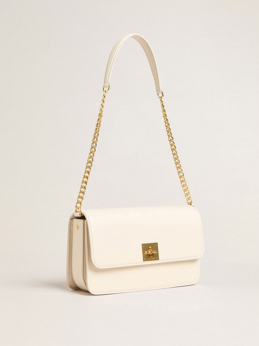 gioia-tas van boterkleurig geribbeld leer met gouden details.