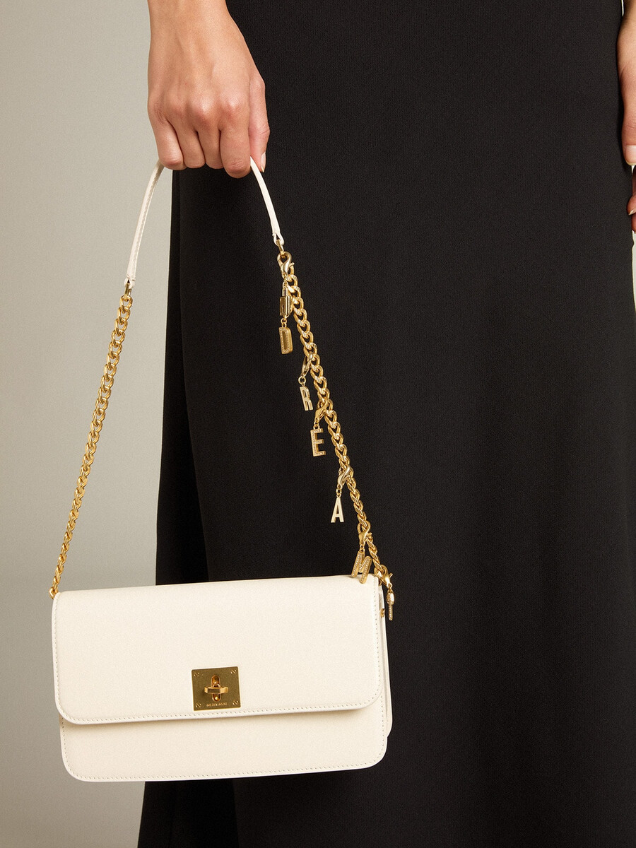gioia-tas van boterkleurig geribbeld leer met gouden details.