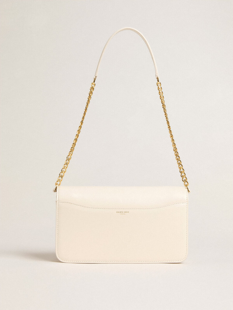 gioia-tas van boterkleurig geribbeld leer met gouden details.