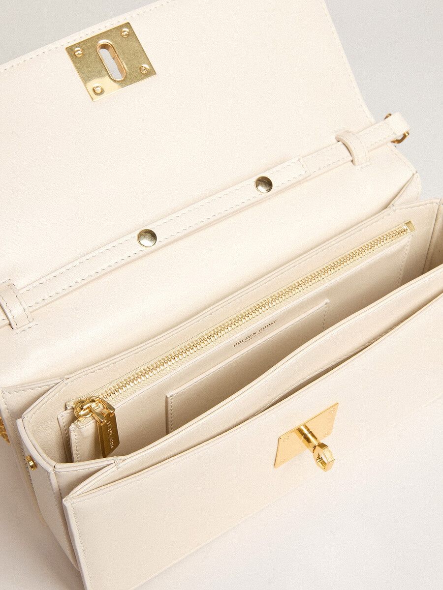 gioia-tas van boterkleurig geribbeld leer met gouden details.