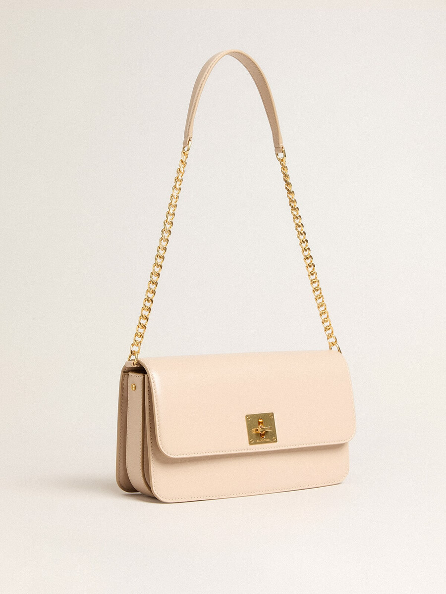 gioia-tas van lichtroze geribbeld leer met gouden details.