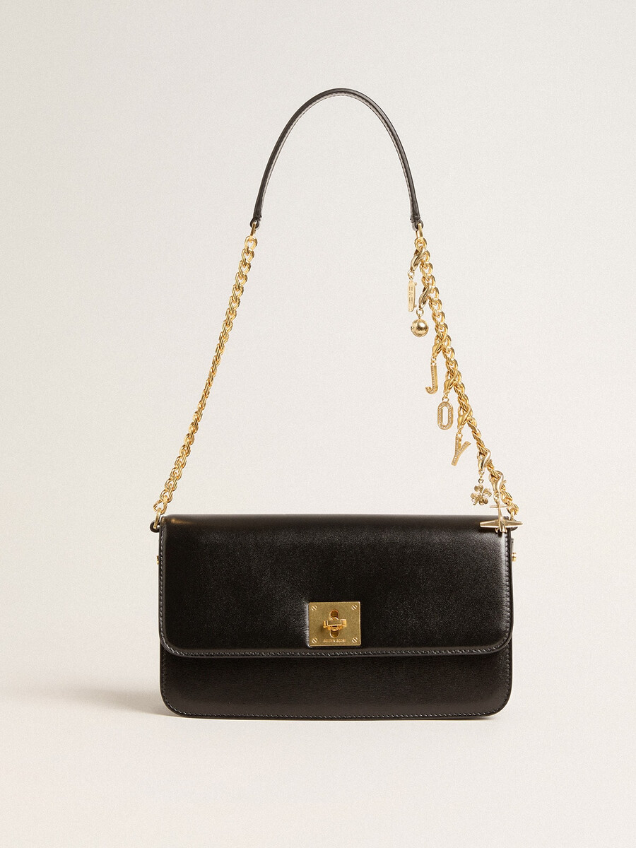 gioia-tas van zwart geribbeld leer met gouden details.