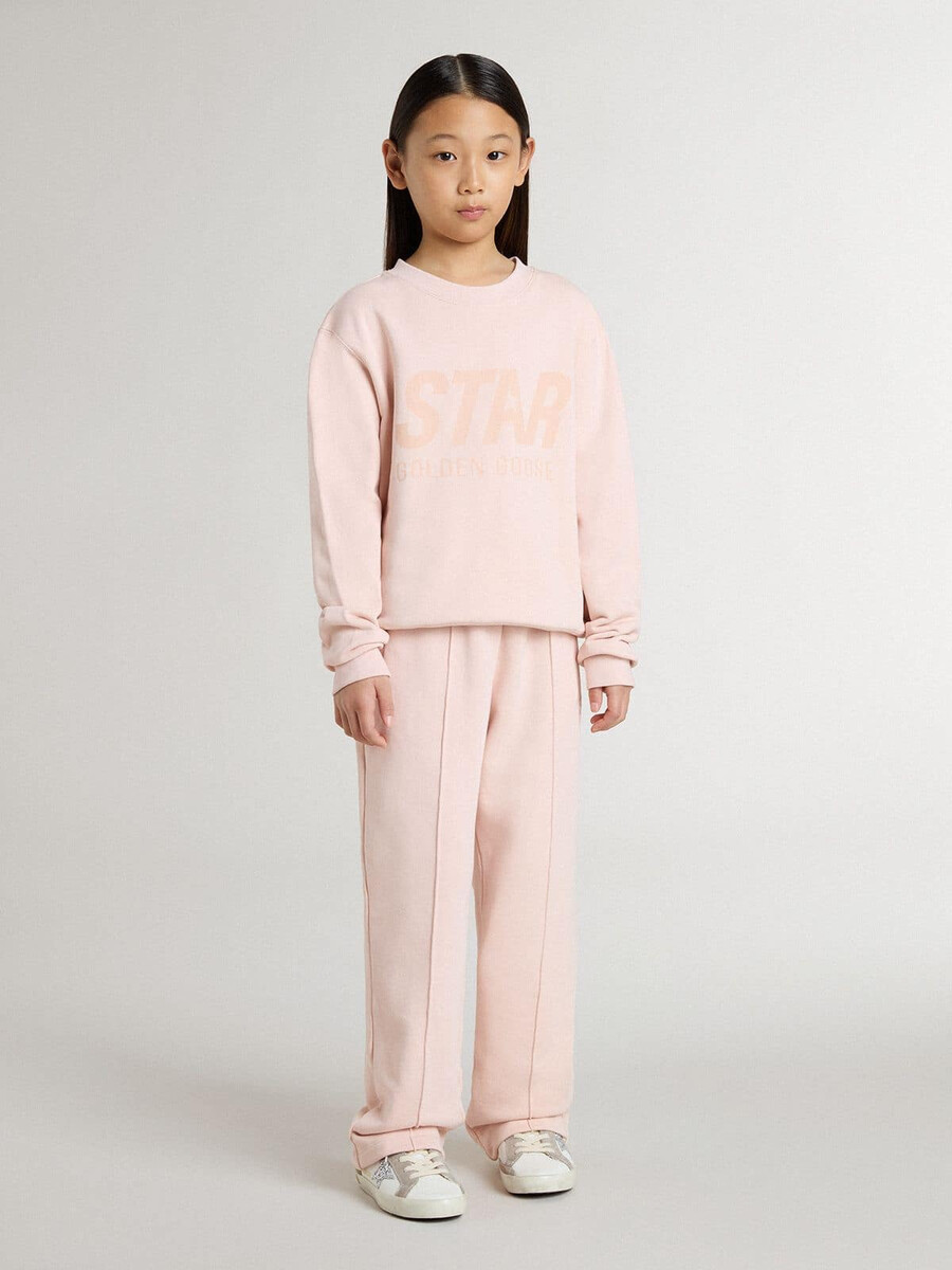 roze sweatshirt voor meisjes met roze letters op de voorkant.