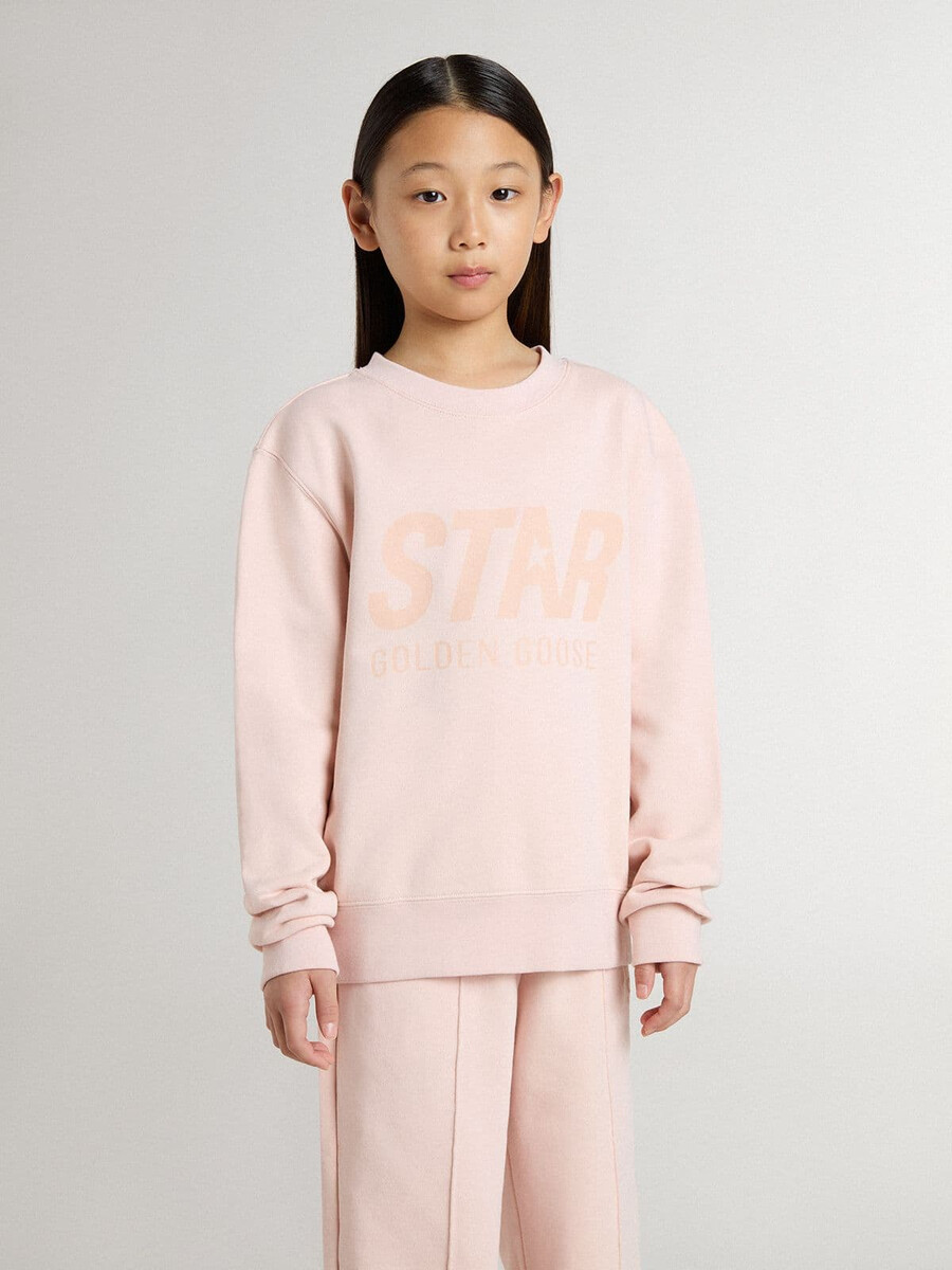 roze sweatshirt voor meisjes met roze letters op de voorkant.