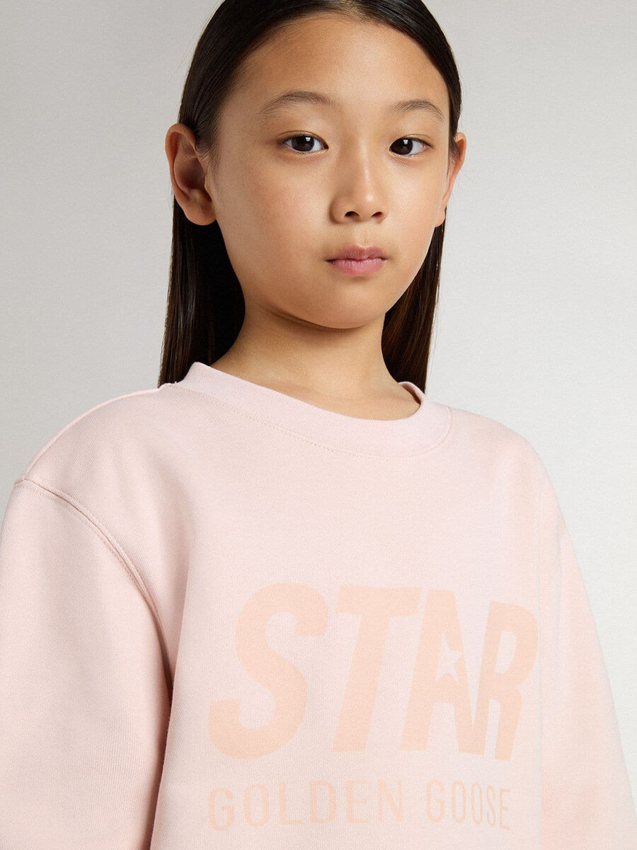 roze sweatshirt voor meisjes met roze letters op de voorkant.
