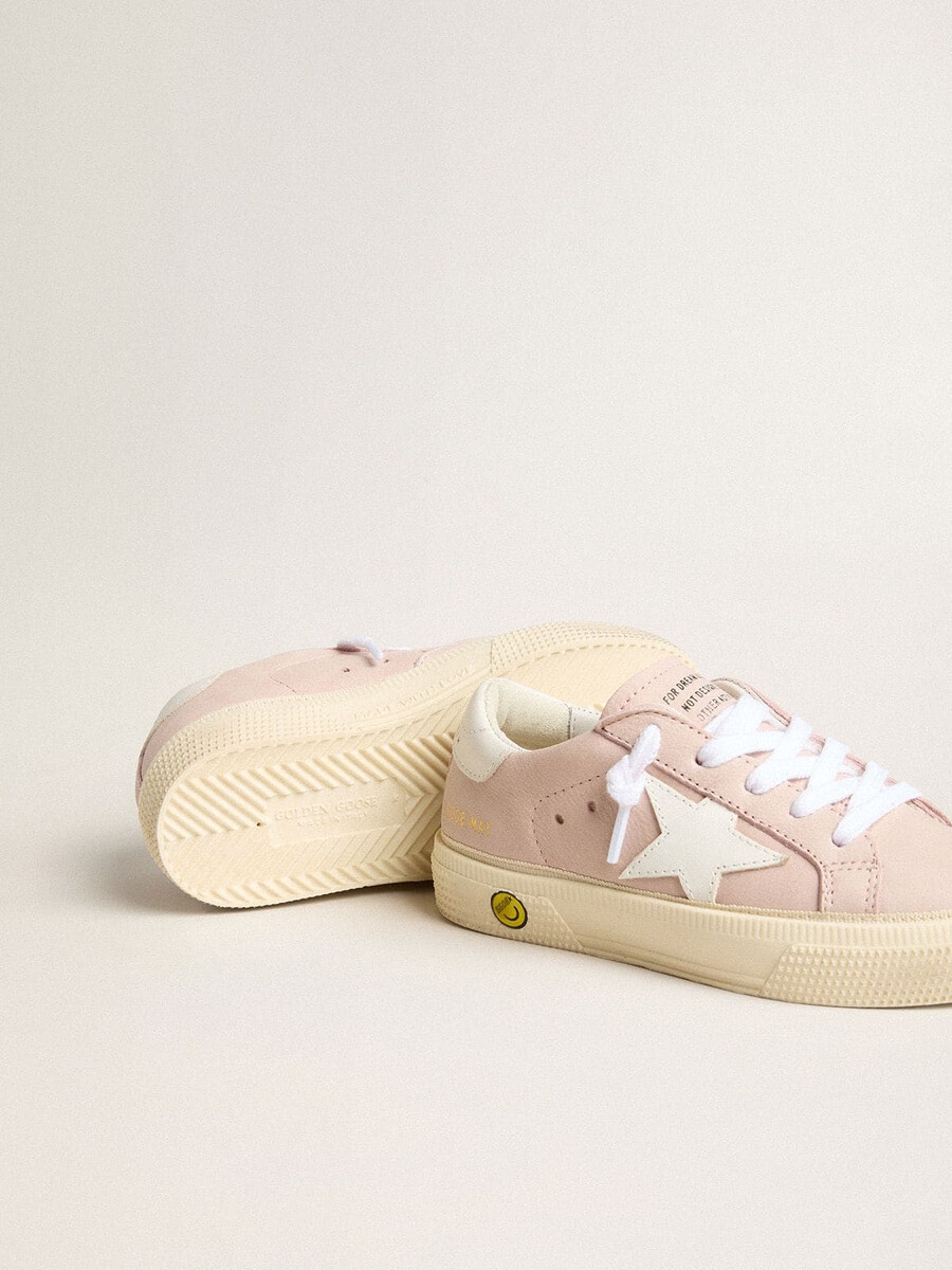 roze mei tiener met witte leren ster