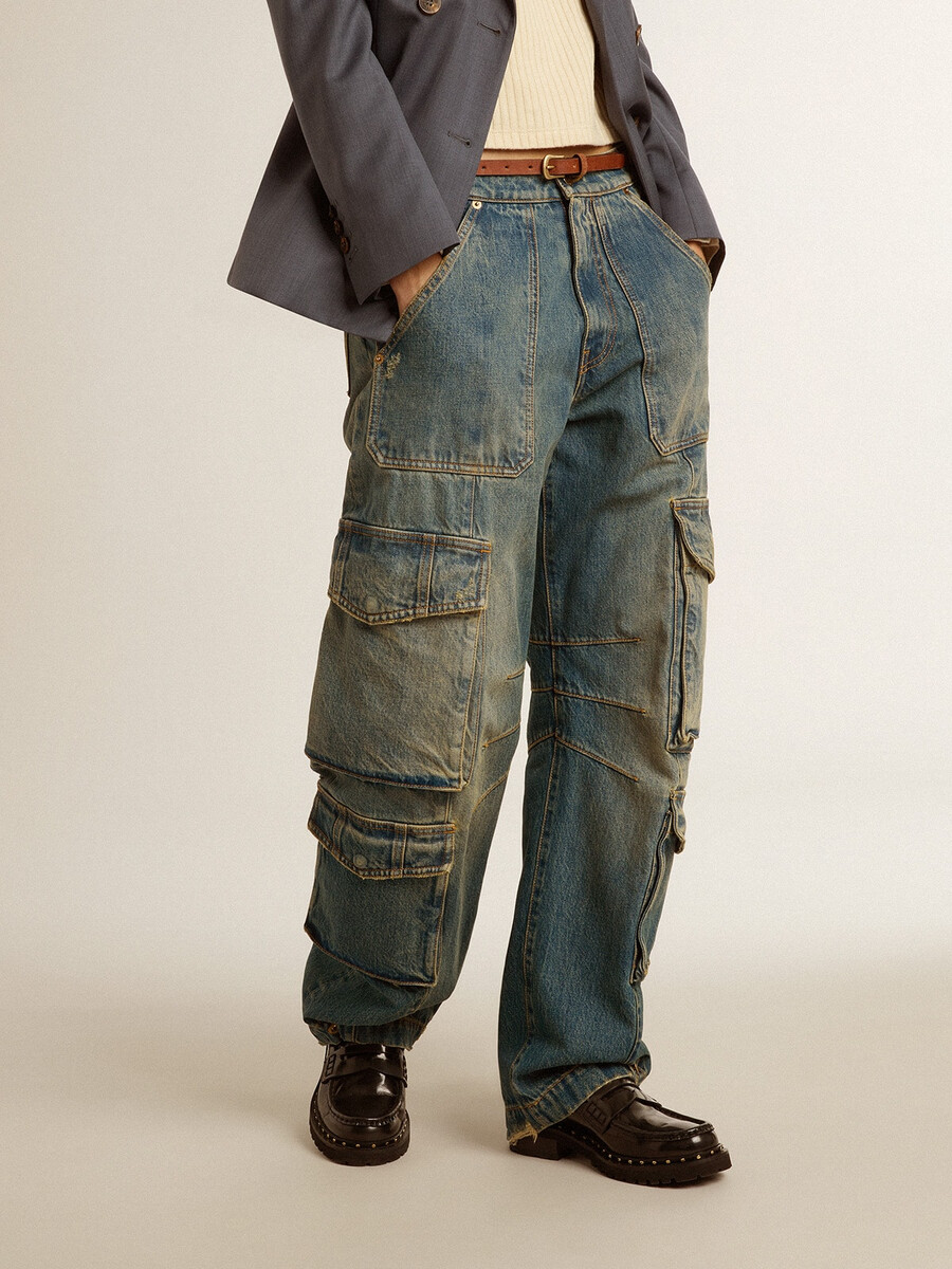 blauwe jeans met een verwassen look.