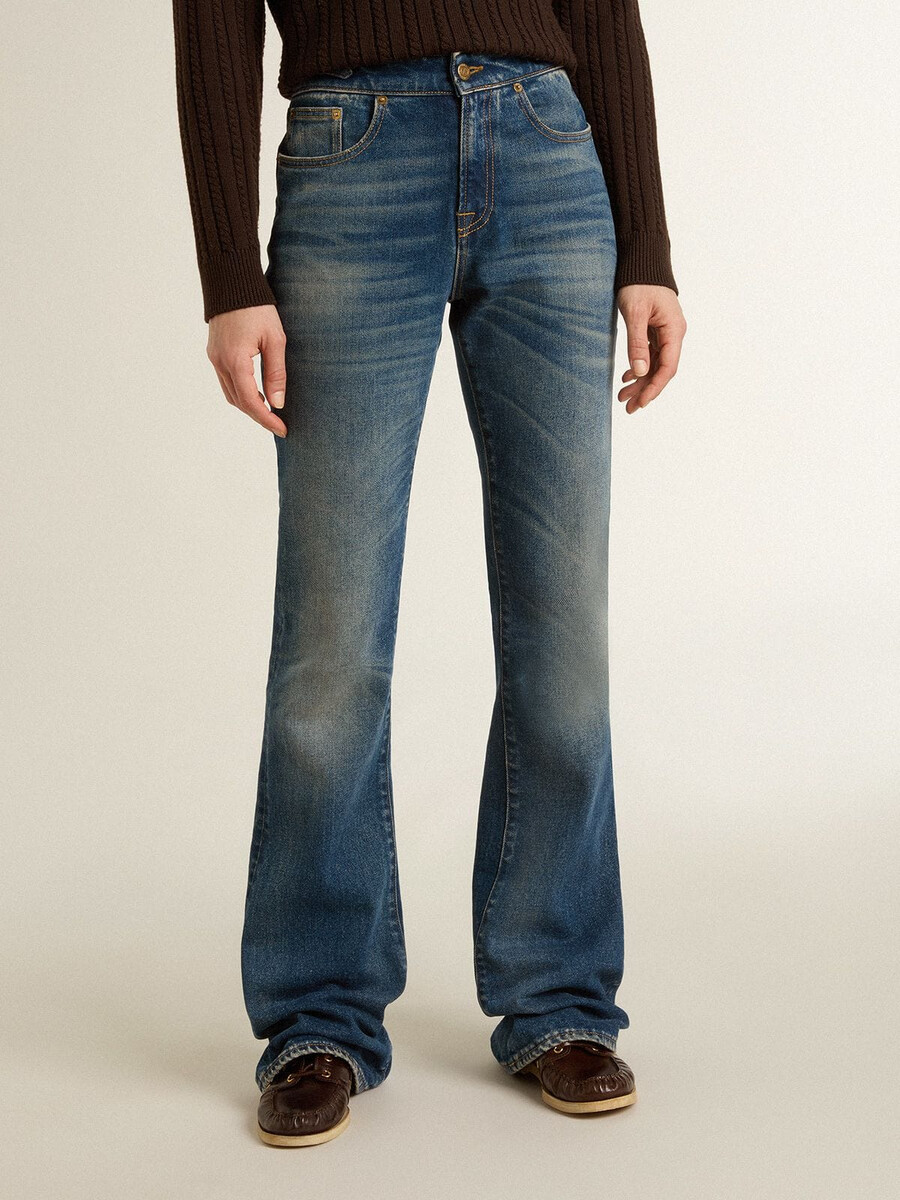 damesjeans met bootcut model vintage wassing en metallic details.
