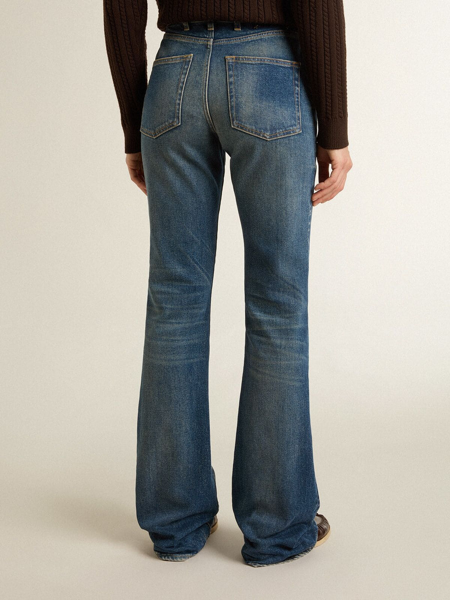 damesjeans met bootcut model vintage wassing en metallic details.