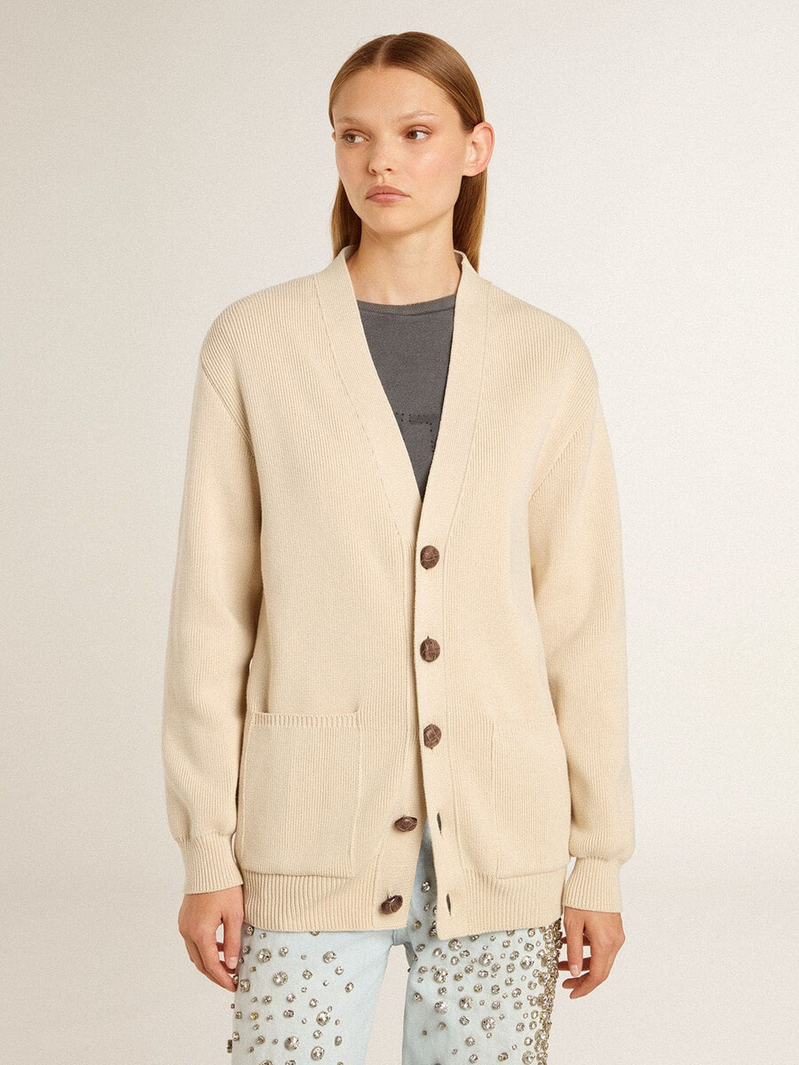 beige damesvest met golden-letters op de achterkant.