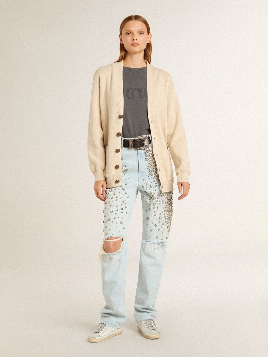 beige damesvest met golden-letters op de achterkant.