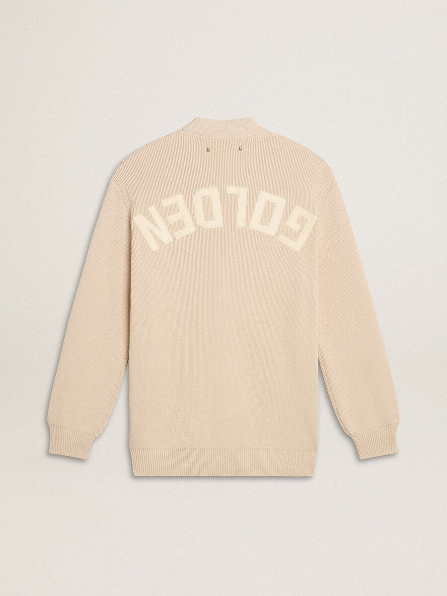 beige damesvest met golden-letters op de achterkant.